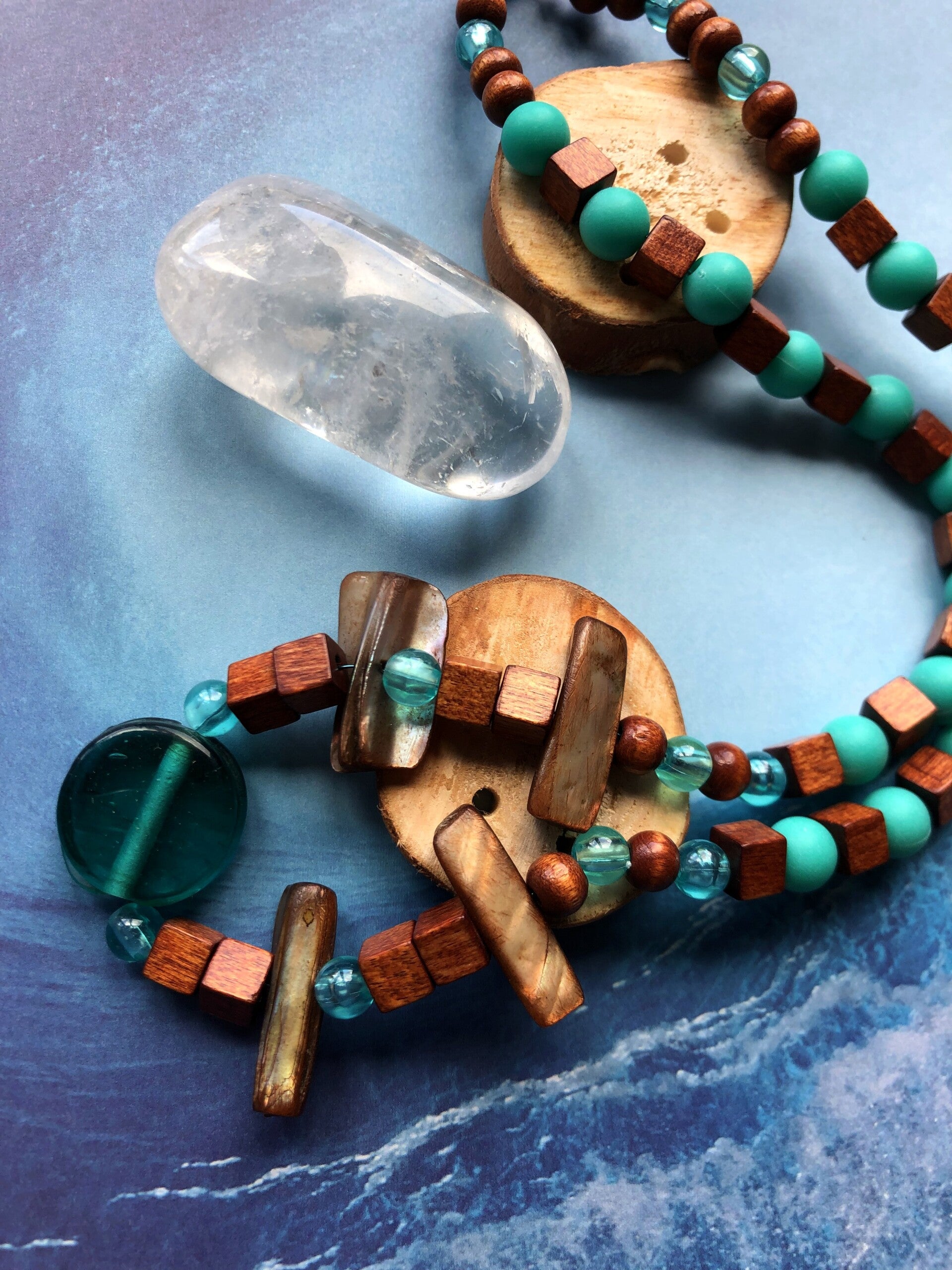 Halsketting in turquoise en hout