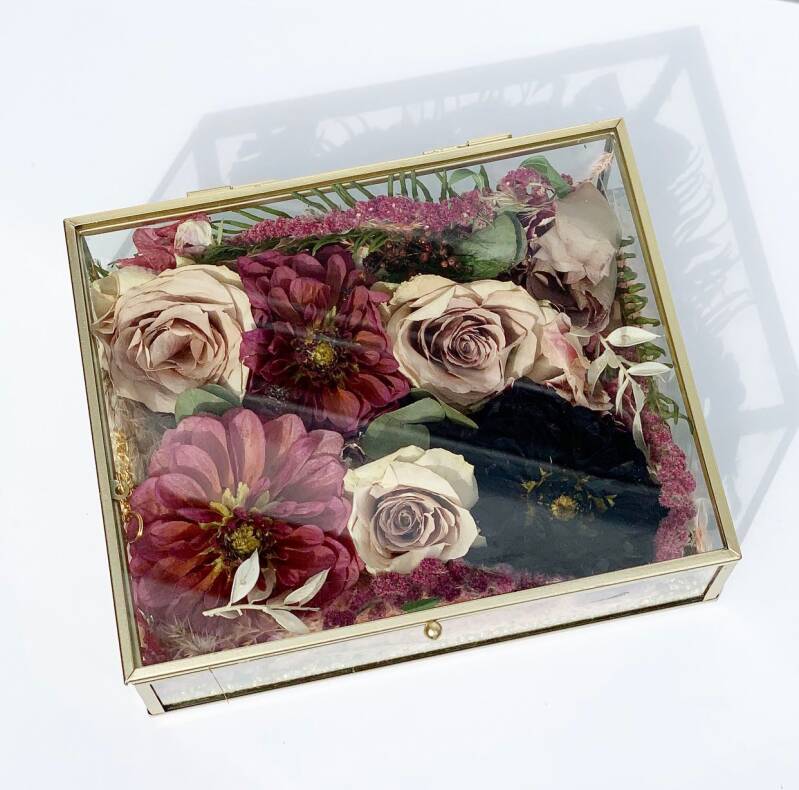 bruidsboeket in kistje