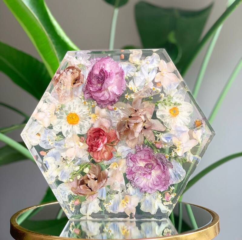 bruidsboeket in epoxy hexagon 