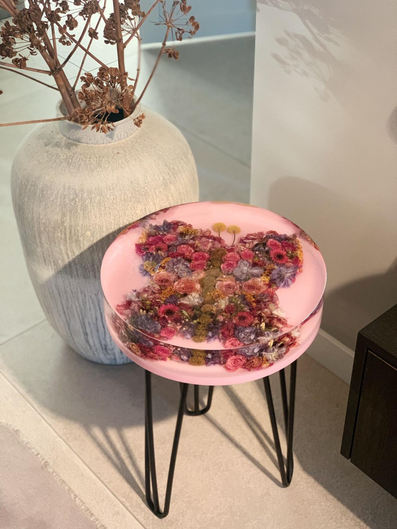 Bloemen bewaren in een tafel