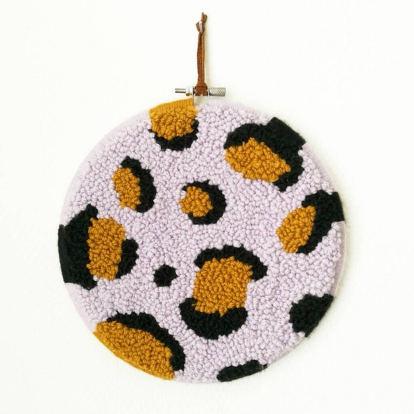 Wallhanging M Leo - lila