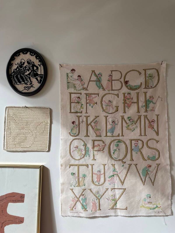 Vintage alfabet op doek, borduurwerk.