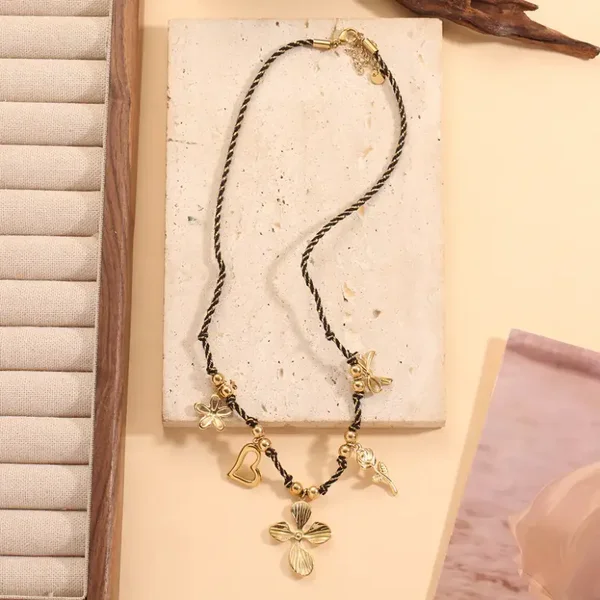 Collier Tressé Noir Doré Avec Pendentifs Floraux Cœur Et Nœud
