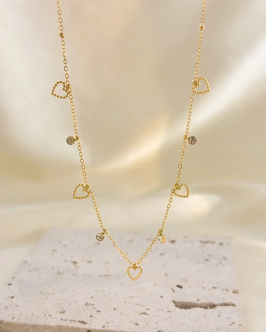 Collier Doré Avec Multi Pendantes Cœurs de Perles Dorées Et Strass