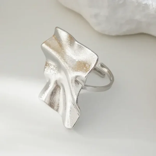 Bague Argentée Ajustable Large Plaque Texturée Ondulée