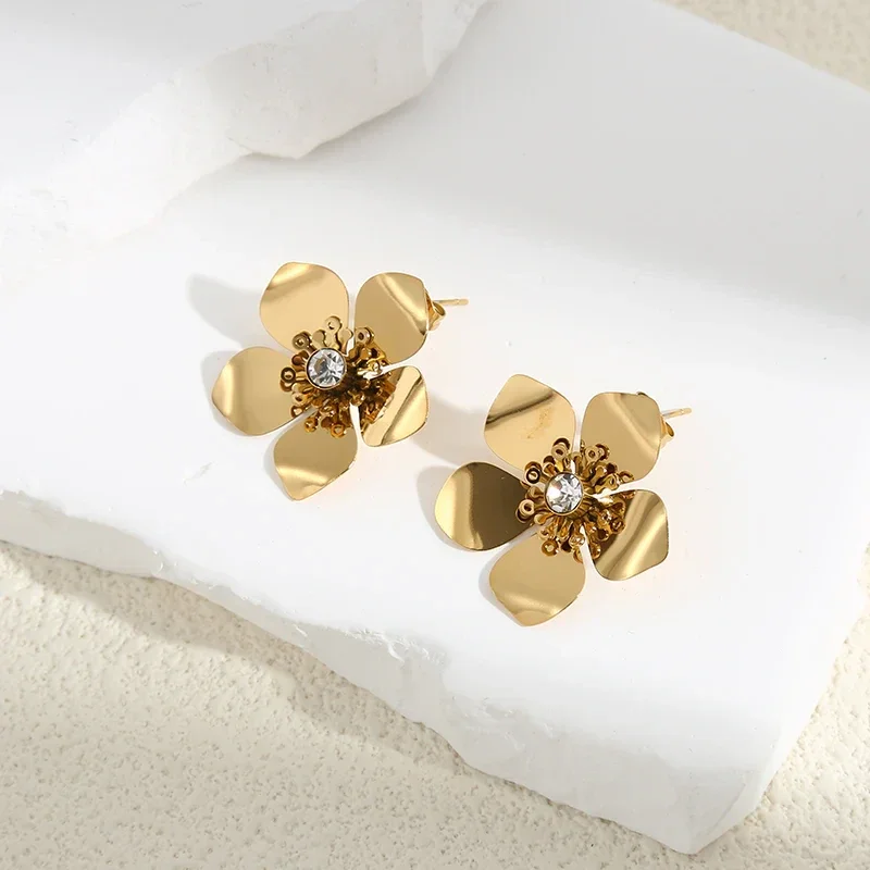 Boucles d'Oreilles Dorées Fleurs En Plaques Brillantes Avec Strass