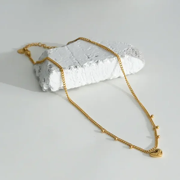 Collier doré avec boule et coeur