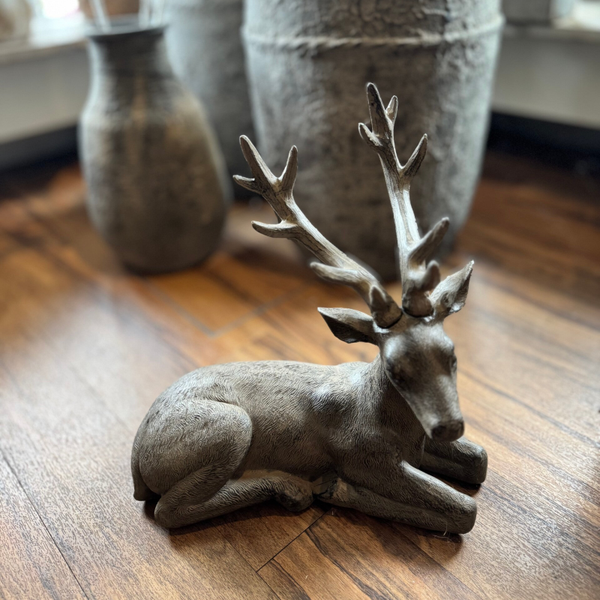 P17181 Hirsch sitzend