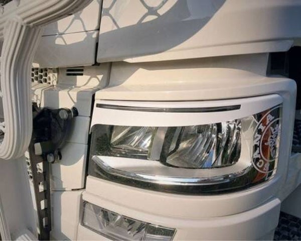 Ajovalojen koristelista (kulmakarvat) Scania S&R 2016:lle