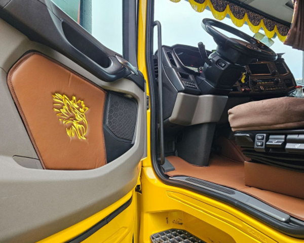 Scania R & S Next Gen (2016->) Sivuovien Verhoilut Kirjonnalla – Sileää Keinonahkaa