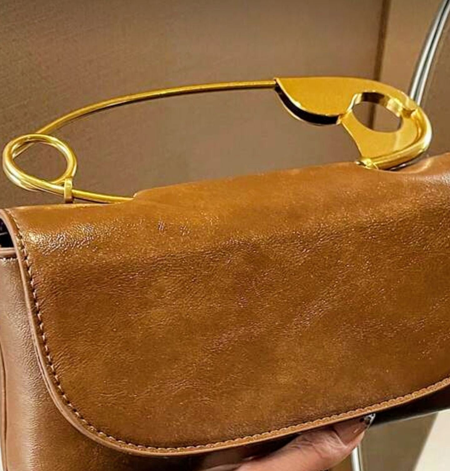 Retro handbag w/Safety pin handle and gold strap - Brown