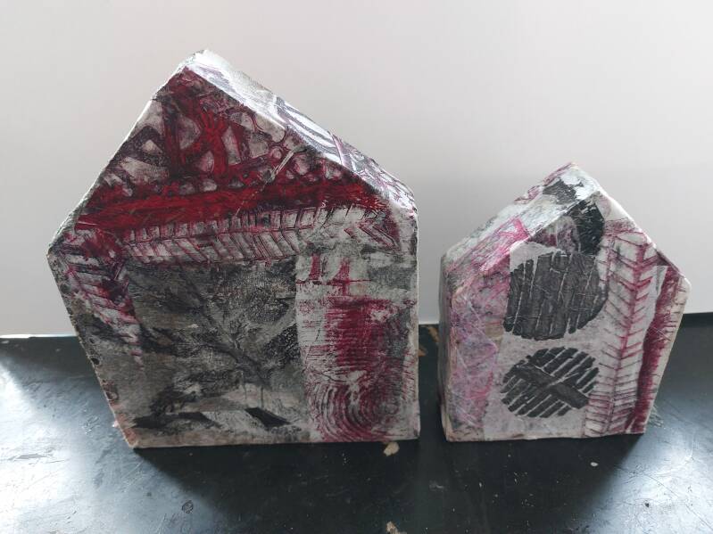 Dijkhuisjes Rouge. 2023  Bordeauxrood staat voor  het leven op waarde schatten en genieten van mooie dingen.  2 huisjes van hout en 1 werk op doek, alles  collage mixed media, 2023
