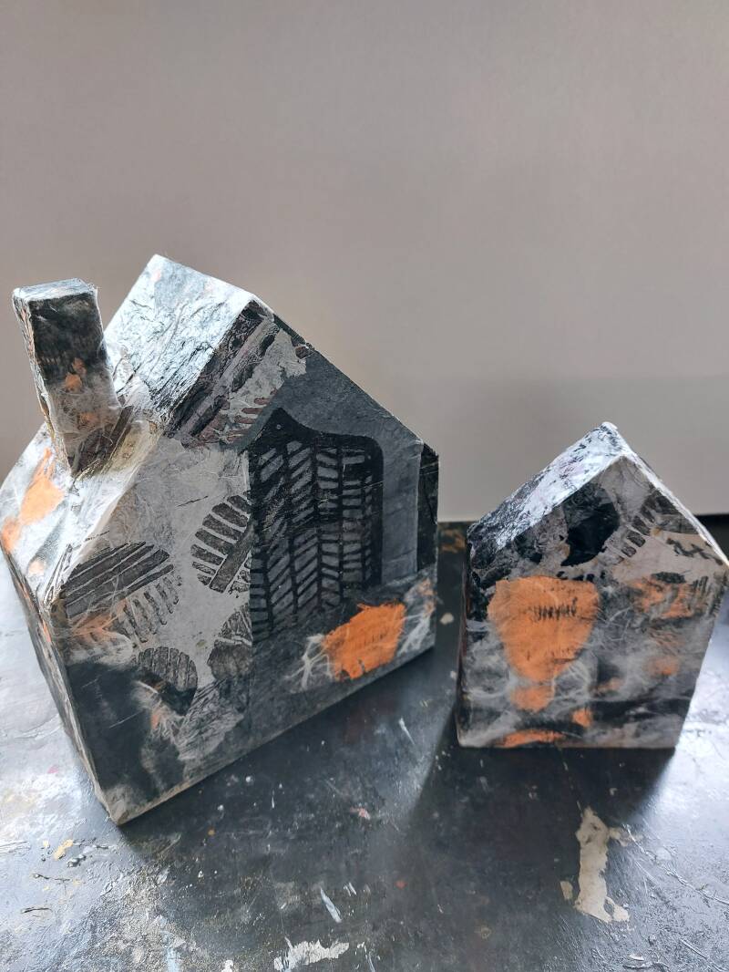 Dijkhuisjes Orange  Oranje is de kleur van creatieve scheppende levenskracht, invoelendheid en positieve sociale contacten. De kleur is stralend en zorgt ervoor dat je opgewekt en positief in het leven staat. Twee houten huisjes mixed media  met collage 
