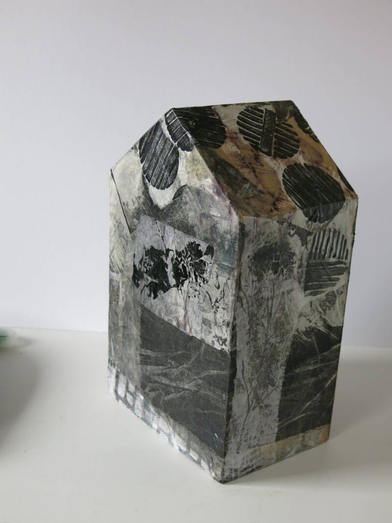 Dijkhuisje I love the Sea  Houten huisje met mixed media met collage zelfbedrukt papier.  Achterkant is open en bevat drijfhout met eigengemaakte epoxy art.