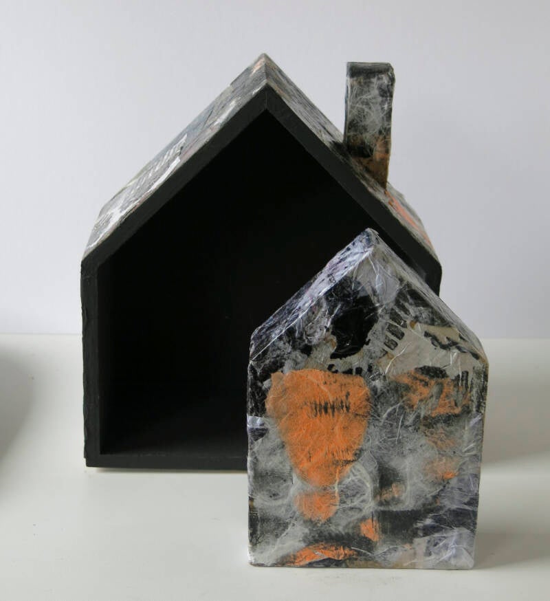 Dijkhuisjes Orange  Oranje is de kleur van creatieve scheppende levenskracht, invoelendheid en positieve sociale contacten. De kleur is stralend en zorgt ervoor dat je opgewekt en positief in het leven staat. Twee houten huisjes mixed media  met collage 