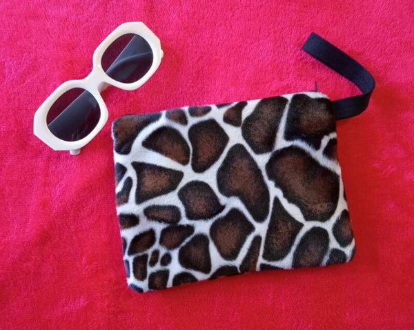 Giraffe pouch