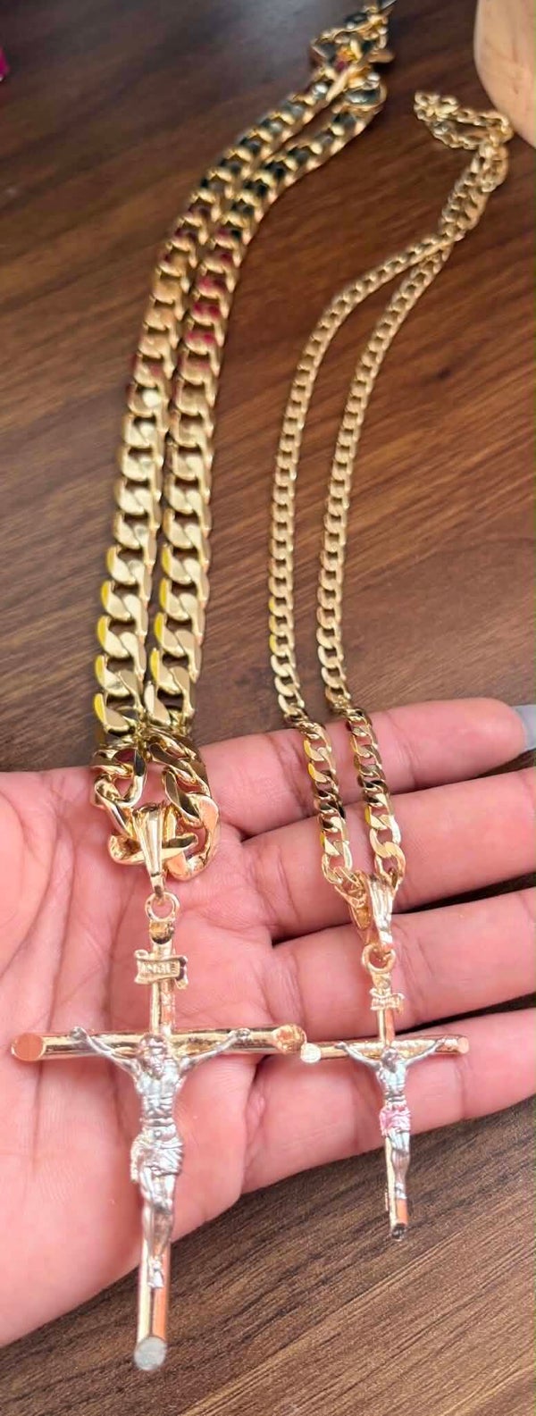 Cadenas cubanas con crucifijos