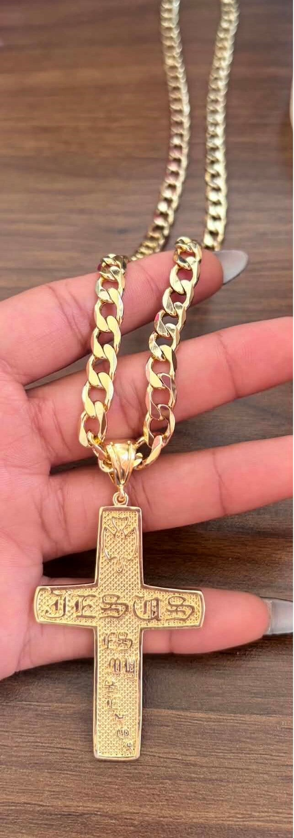 Cadenas cubanas con crucifijos