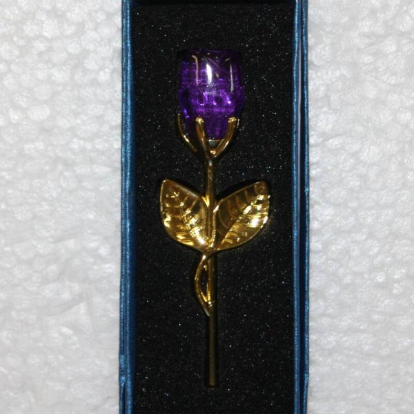 Roos met goudkleurige metalen steel, paars