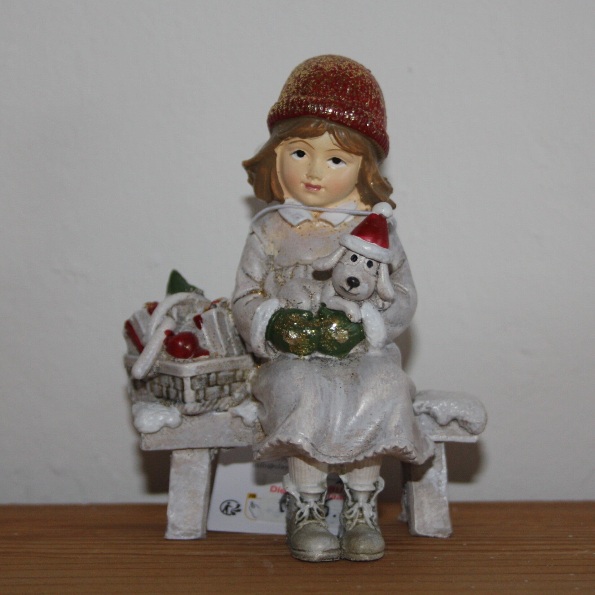 Meisje op bankje 7 x 5 x 10 cm  Kunststof