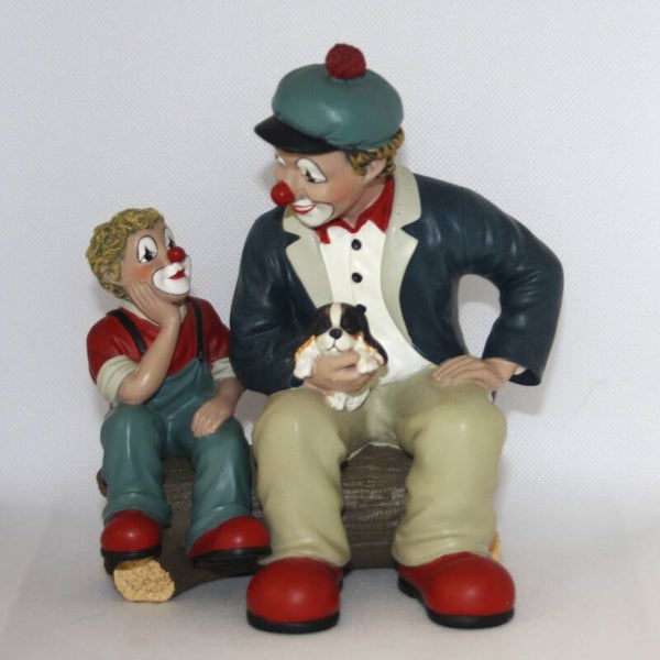 KLEINE VRIEND op boomstam