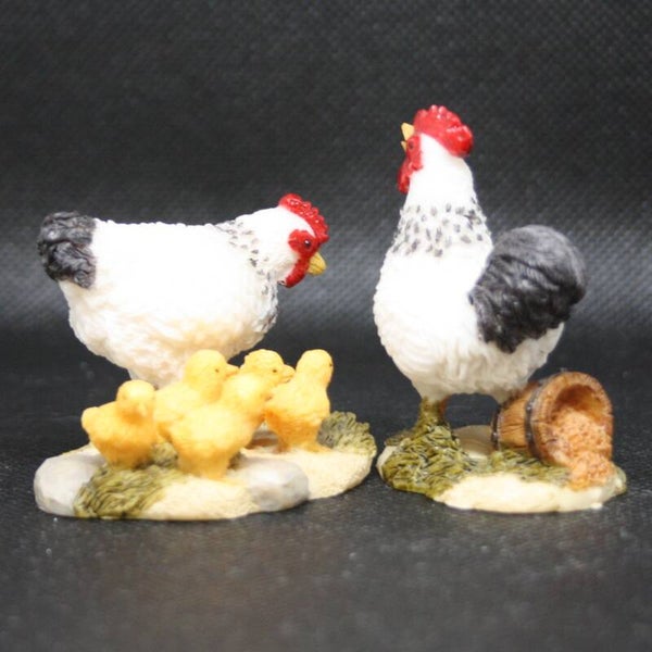 Wyandotte haan en hen met kuikens.