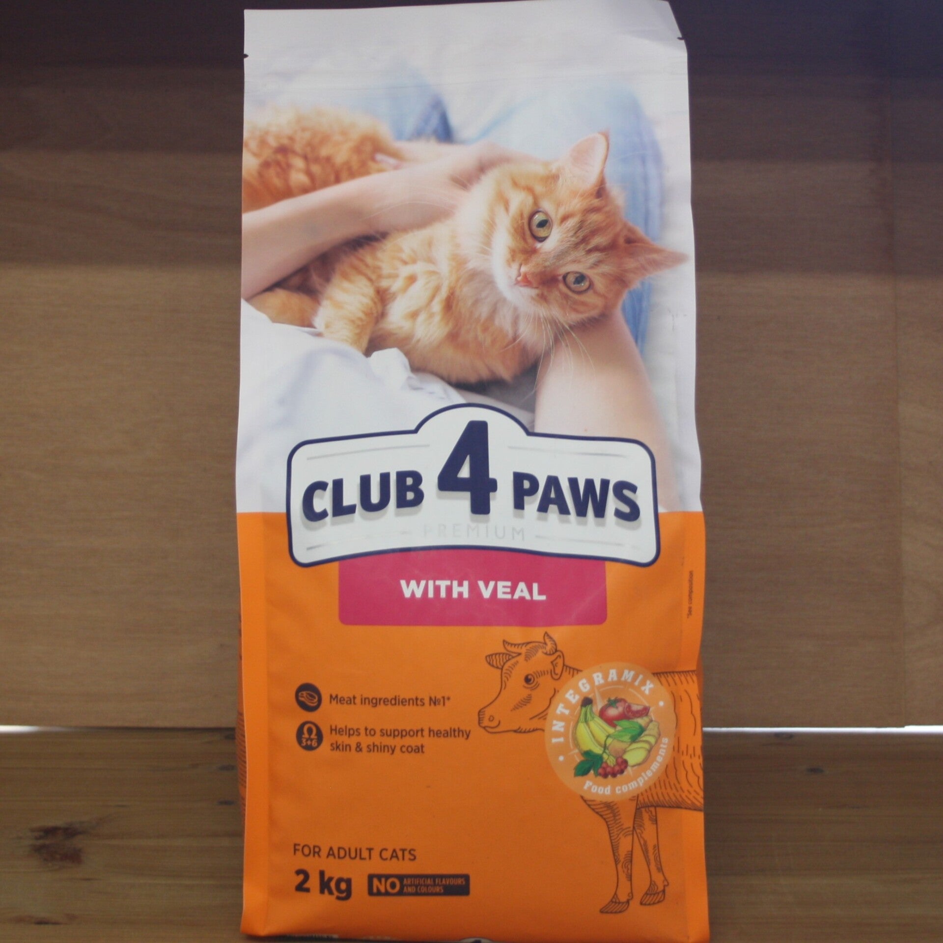 CLUB 4 PAWS PREMIUM ADULT MET KALFSVLEES 2000 GRAM