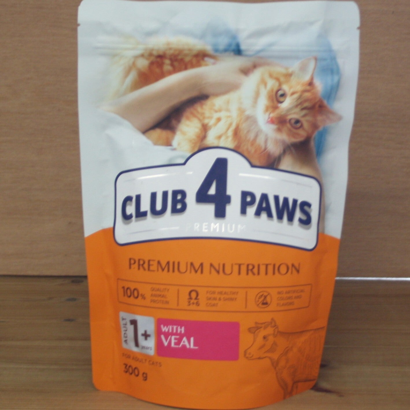 CLUB 4 PAWS PREMIUM ADULT MET KALFSVLEES 300 GRAM