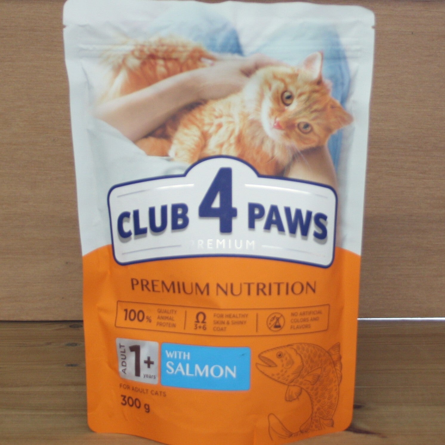 CLUB 4 PAWS PREMIUM ADULT MET ZALM 300 GRAM