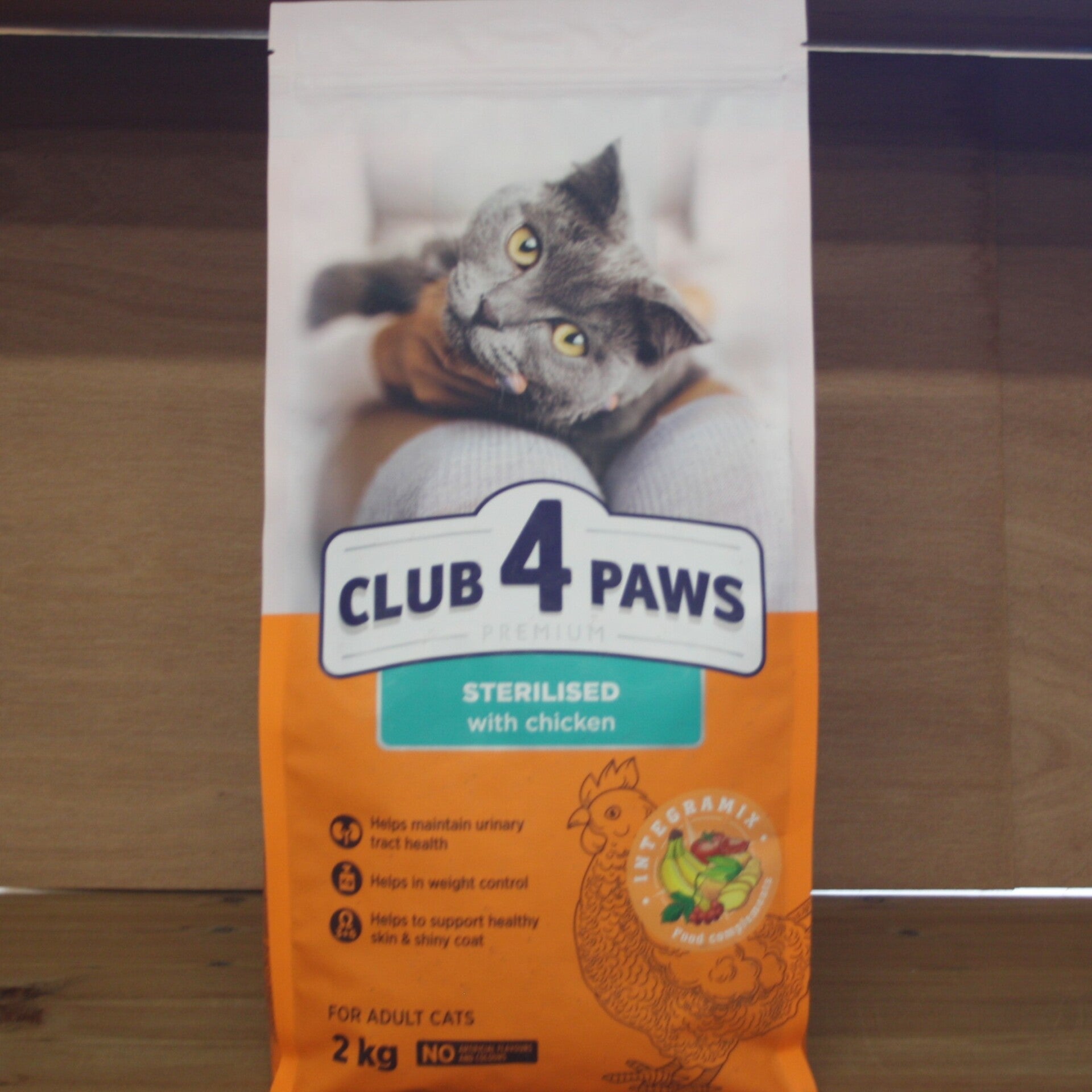 CLUB 4 PAWS PREMIUM ADULT STERILISED MET KIP 2000 GRAM