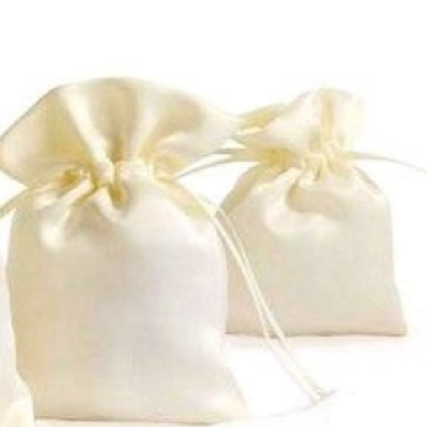 12 SACCHETTI IN RASO CREMA CON TIRANTE 10 X 13