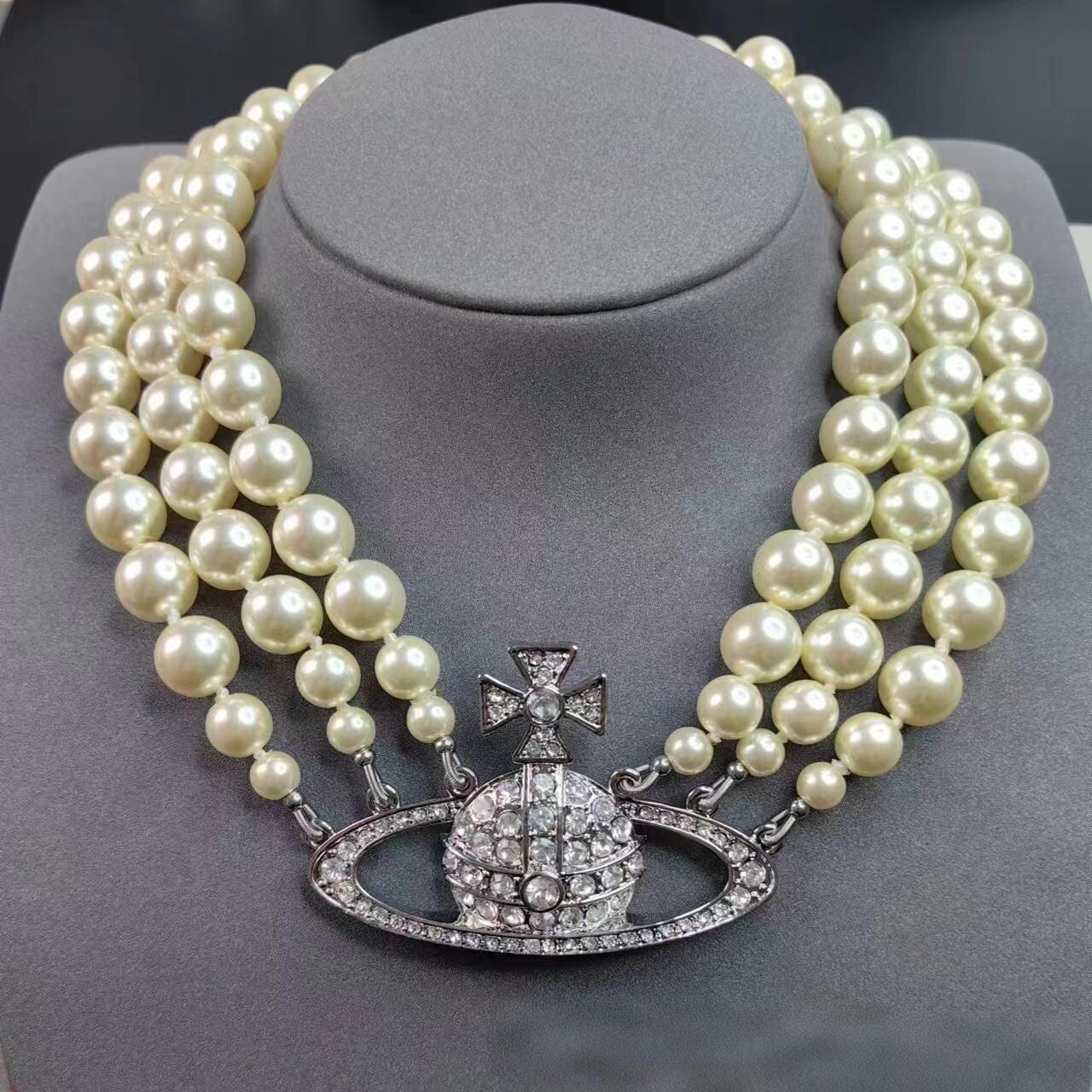 Vivienne Westwood Dreischichtige Perlenhalskette