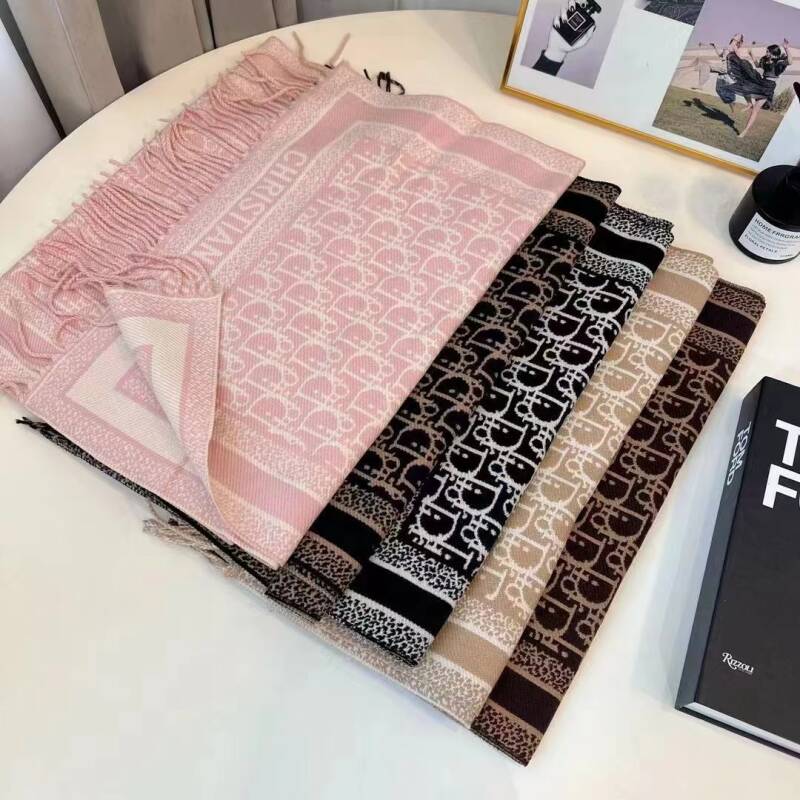 Damen Schal mit Fransen im CD Design