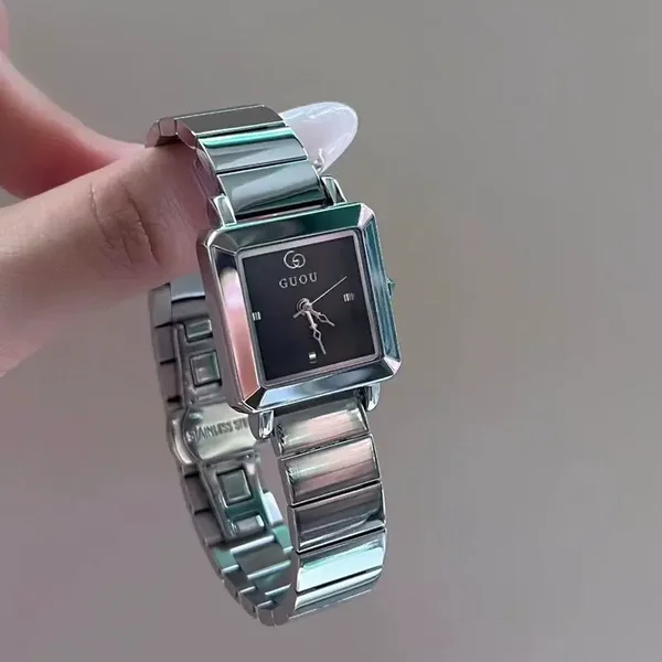 Quarzuhr für Damen  im „Small Luxe“-Chanel-Stil