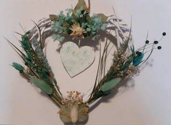 Herzen mit Trockenblumen