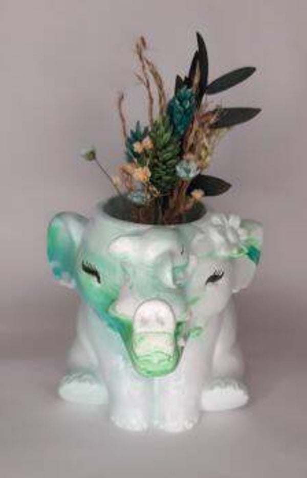 Elefant groß mit Trockenblumen