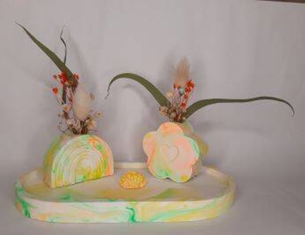 Tabletts mit Dekoteilen und Trockenblumen