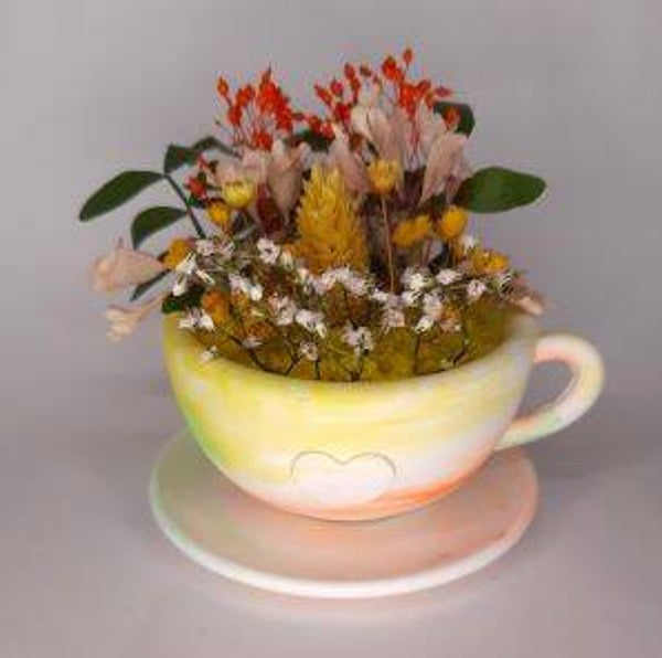 Tassen mit Trockenblumen