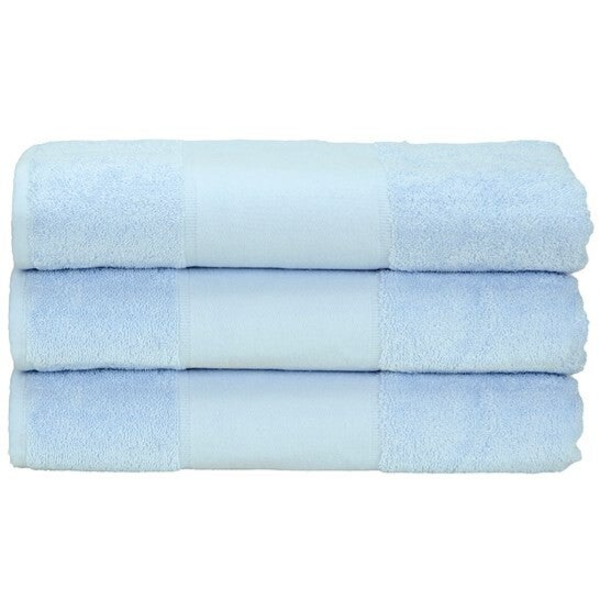 Handdoek lichtblauw 50 x 100 cm - met naam geborduurd