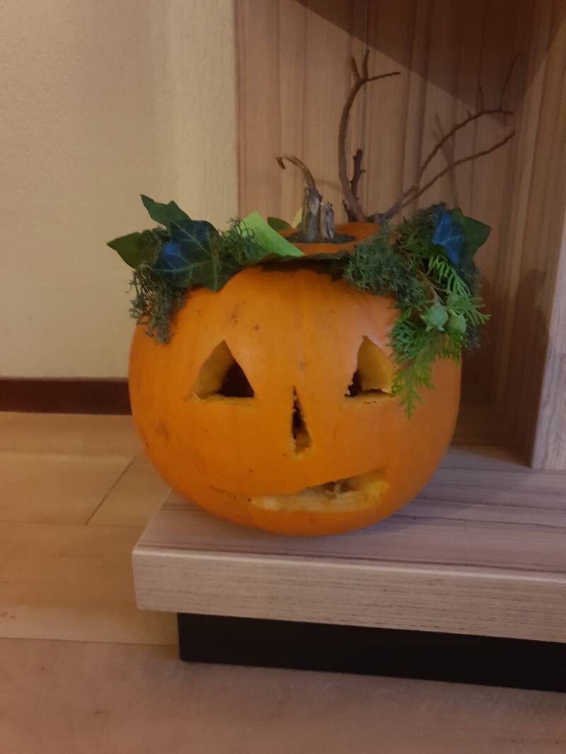 Pompoen snijden en versieren Griezelfeestje Blije Bij themakisten 