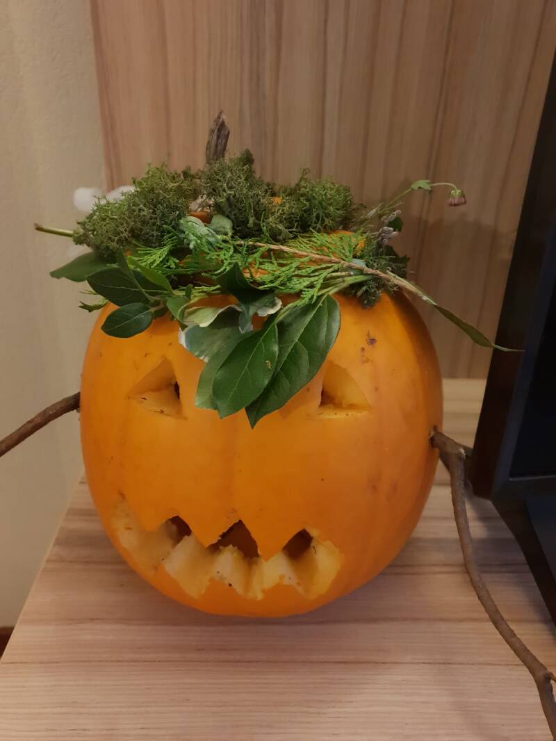 Pompoen snijden en versieren Griezelfeestje Blije Bij themakisten 
