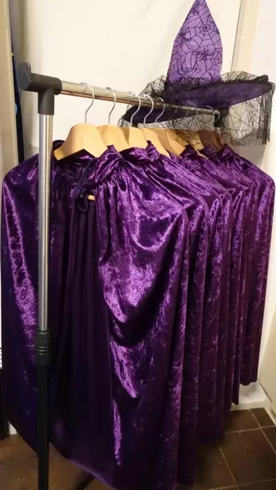 Griezelfeestje capes Blije Bij themakisten 