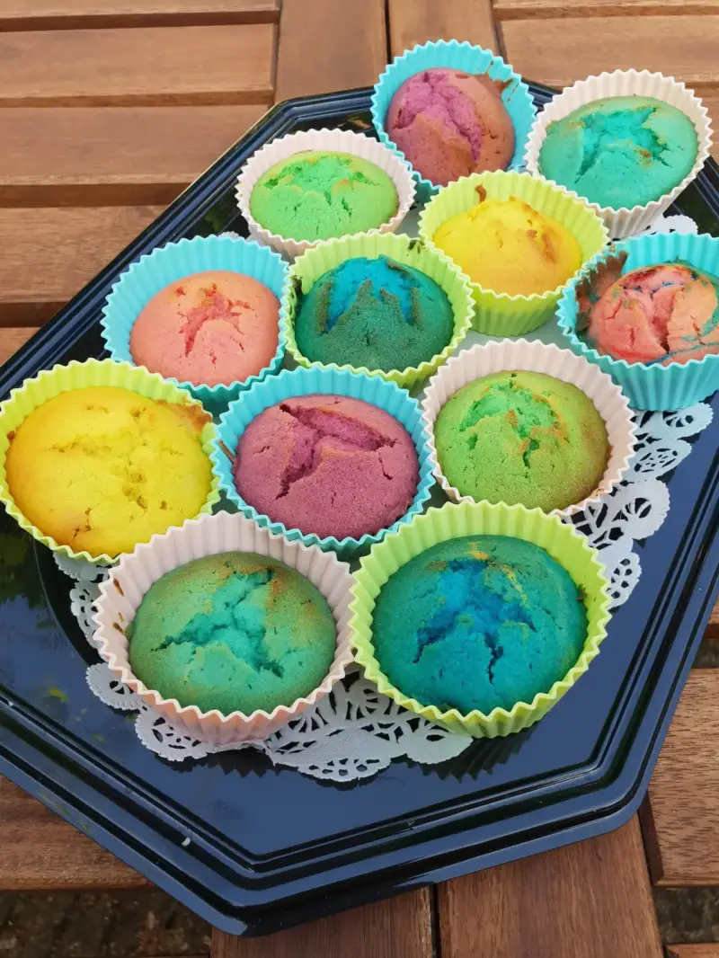 Vrolijke cupcakes gemaakt op het Bakkersfeestje Blije bij themakisten 