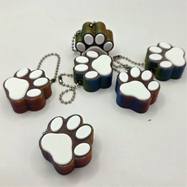 Pfoten-Schlüsselanhänger mit Glöckchen / Regenbogen – B-Ware