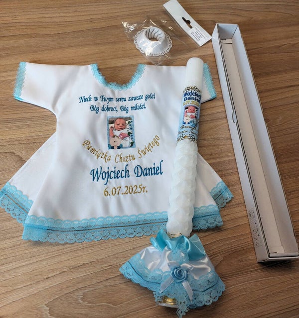 Komplet do Chrztu Świętego- szatka z wierszem i zdjęciem dziecka i świeca