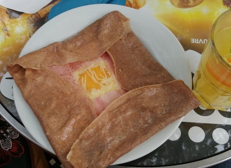 Crepes mit Schinken, Ei und Käse in toller Atmosphäre