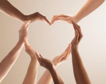 Hände bilden ein Herzsymbol auf crémefarbenem Hintergrund, Symbol für Liebe und Gemeinschaft, im Kontext mit Jenseitskontakte Jana Lorenz.