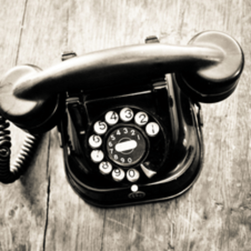  Nostalgisches Telefon in sepia-Tönen, elegant auf einem Tisch platziert, strahlt Retro-Charme aus, im Kontext mit Jenseitskontakte Jana Lorenz.