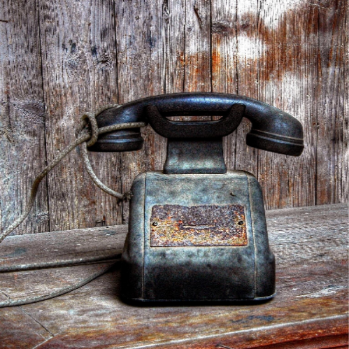 Ein klassisches Telefon auf einem Tisch, das die Geschichte der Kommunikation symbolisiert, im Kontext mit Jenseitskontakte Jana Lorenz.