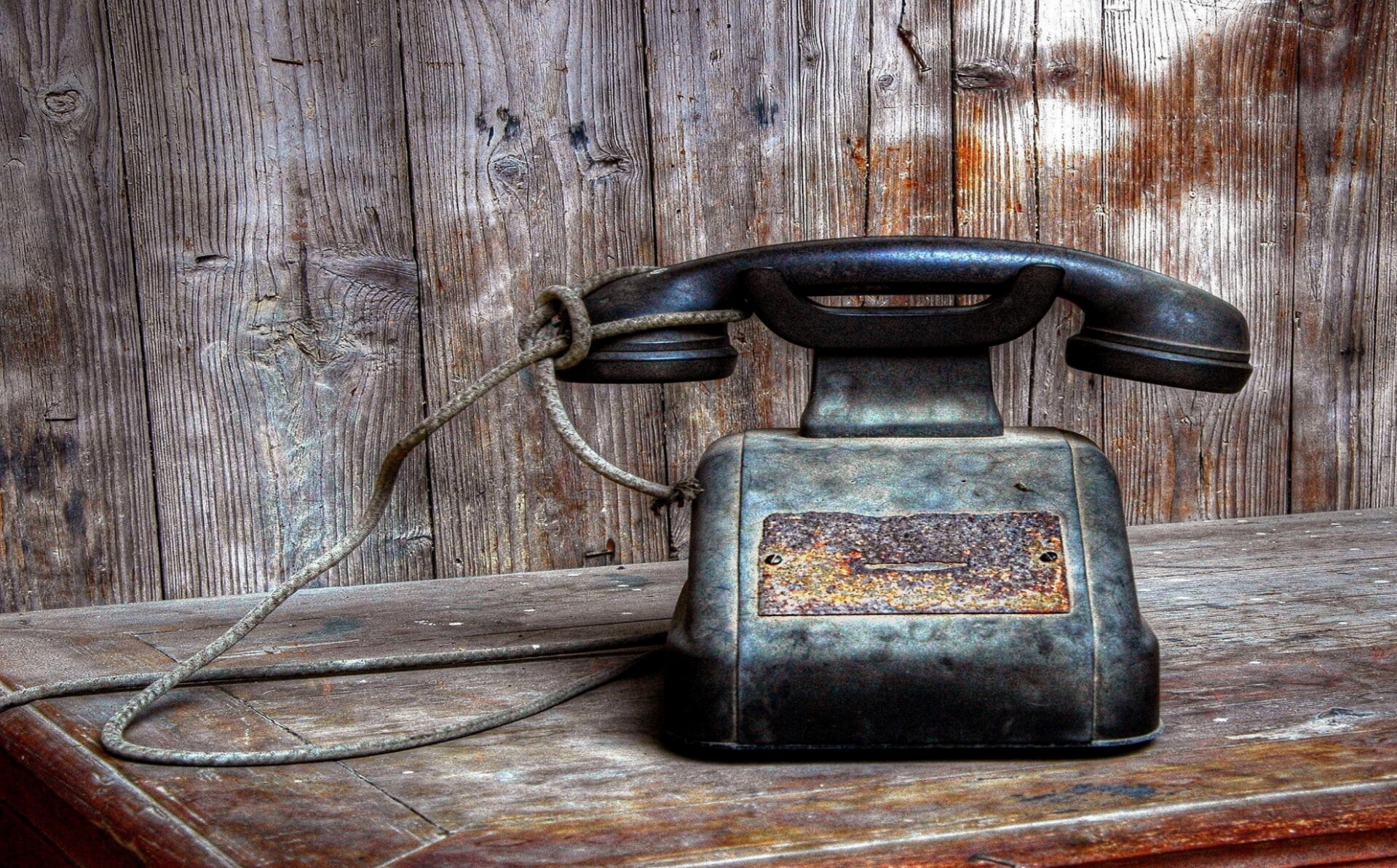 Ein klassisches Telefon auf einem Tisch, das die Geschichte der Kommunikation symbolisiert, im Kontext mit Jenseitskontakte Jana Lorenz.